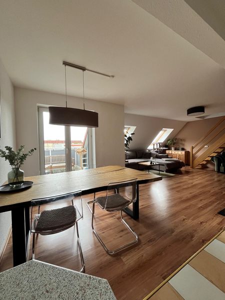 3 Zimmer Maisonette im Dachgeschoß mit Einbauküche, Südbalkon und Stpl.